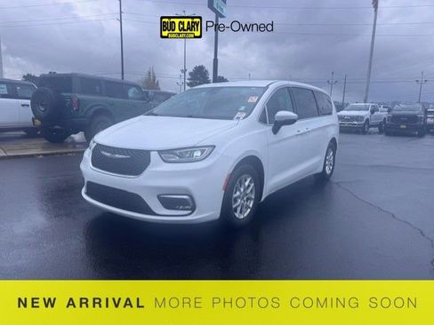 Used 2023 Chrysler Pacifica Touring-L FWD image 1