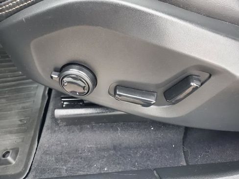 Used 2022 Volvo XC60 B5 Inscription image 15