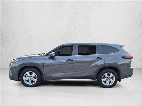 Used 2024 Toyota Highlander LE FWD image 8