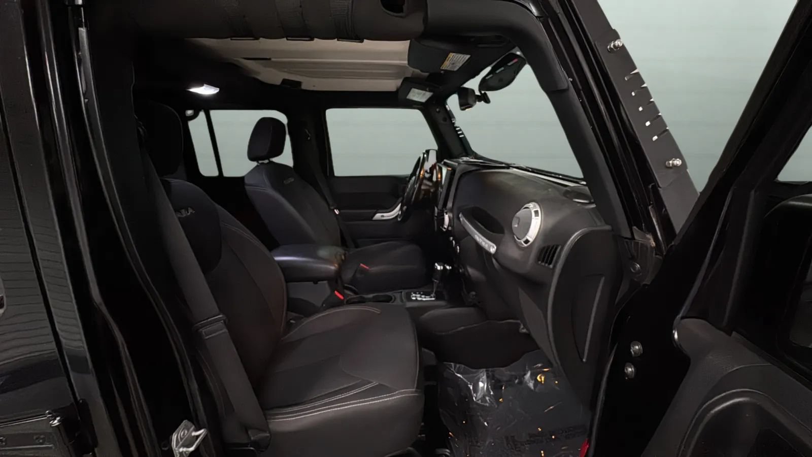 Used 2018 Jeep Wrangler Unlimited Sahara w/ Connectivity Group AWD/4WD image 23