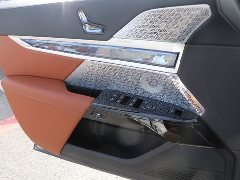 Used 2025 BMW i7 M70 w/ Executive Package AWD/4WD image 26