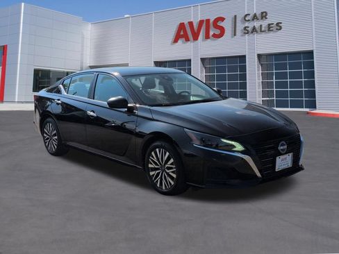 Used 2025 Nissan Altima 2.5 SV FWD image 3
