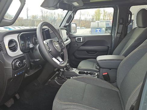 Used 2025 Jeep Wrangler Unlimited Sahara w/ Safety Group image 7