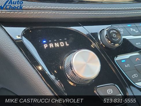 Used 2024 Chrysler Pacifica Limited w/ Uconnect Theater Family Group FWD image 17