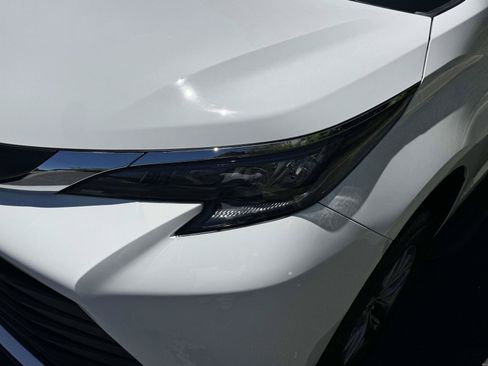 Used 2025 Toyota Sienna LE FWD image 9