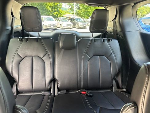 Used 2025 Chrysler Pacifica Select FWD image 13