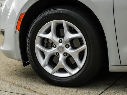Used 2020 Chrysler Pacifica Limited w/ Advanced Safetytec Group FWD image 50