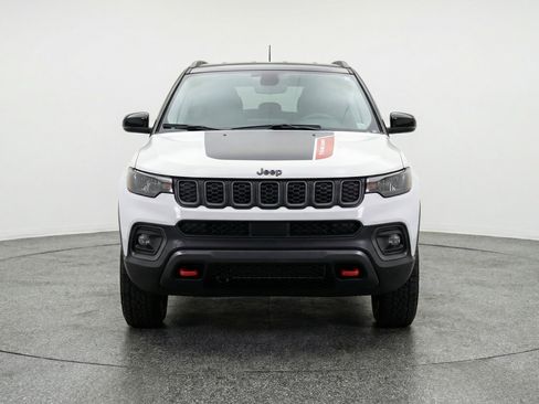 Used 2025 Jeep Compass Trailhawk image 2