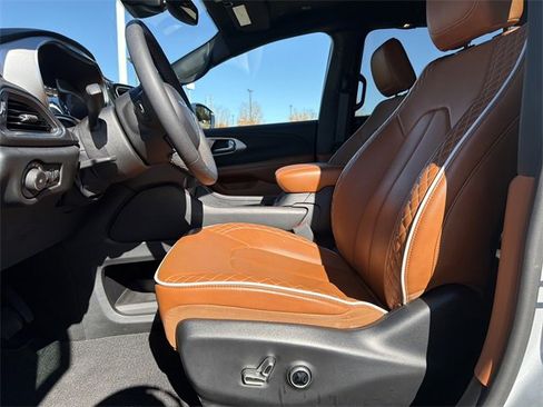 Used 2024 Chrysler Pacifica Pinnacle image 9