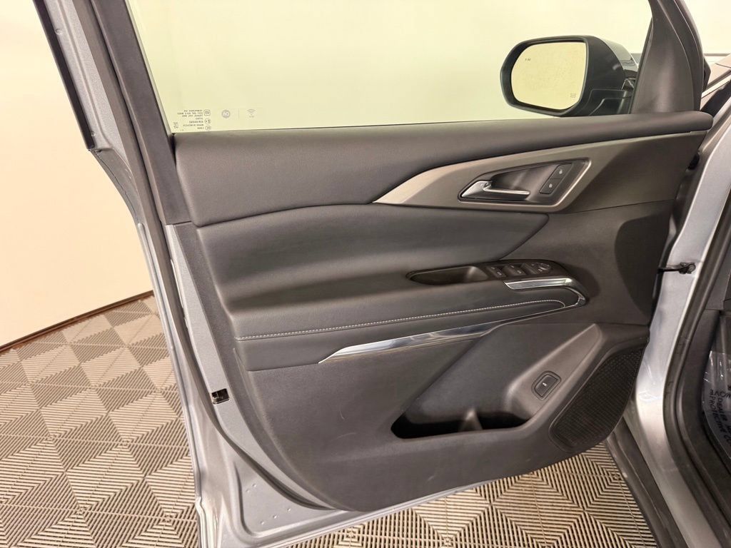 Used 2025 Chevrolet Traverse LT AWD/4WD image 18