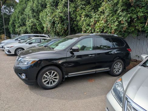 Used 2015 Nissan Pathfinder SL w/ SL Premium Package AWD/4WD image 2