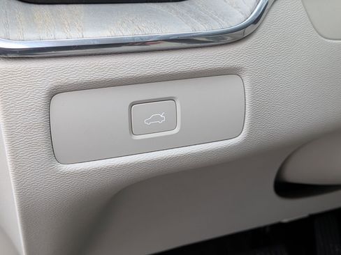 Used 2023 Volvo XC60 B5 Ultimate w/ Climate Package image 17