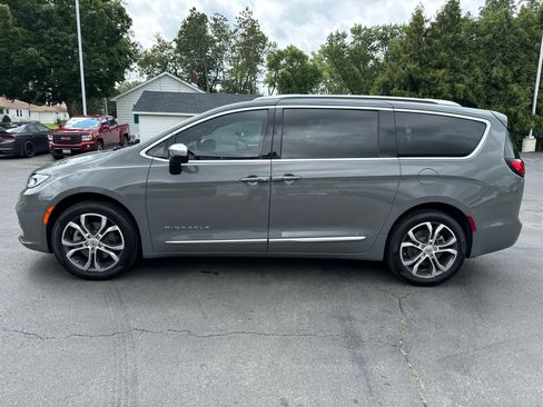 Used 2025 Chrysler Pacifica Pinnacle w/ Trailer Tow Group AWD/4WD image 6