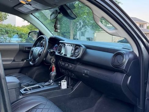 Used 2020 Toyota Tacoma SR AWD/4WD image 9