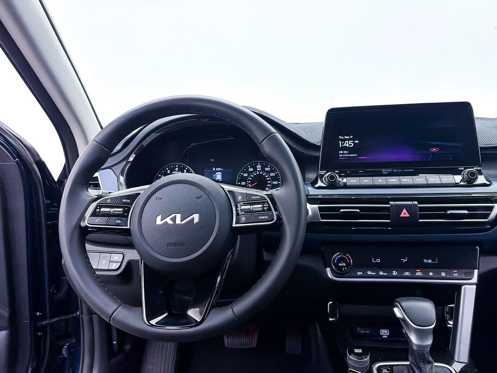 Used 2023 Kia Seltos S w/ Navigation Package FWD image 3