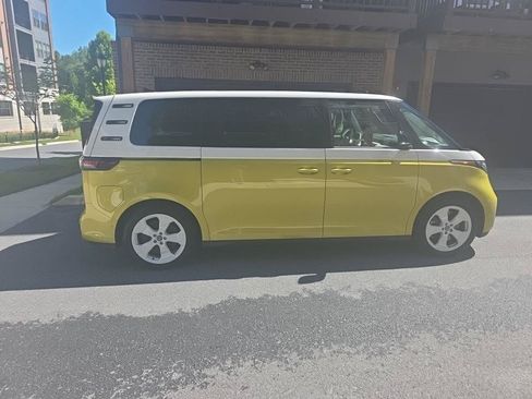 Used 2025 Volkswagen ID. Buzz 1st Edition RWD image 2