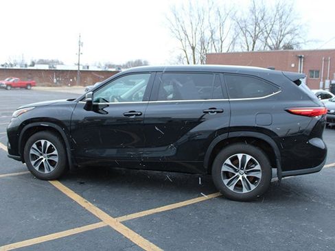 Certified 2023 Toyota Highlander XLE image 6