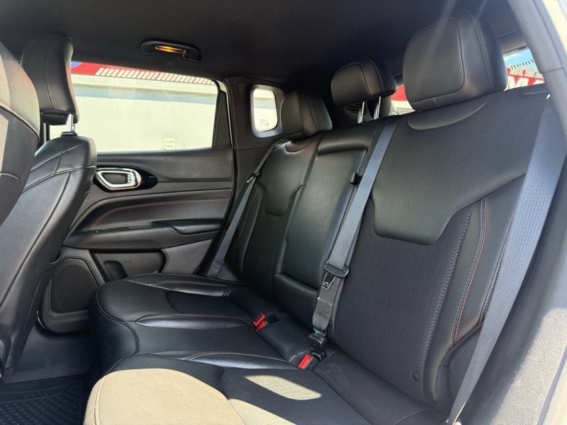 Used 2025 Jeep Compass Trailhawk AWD/4WD image 49
