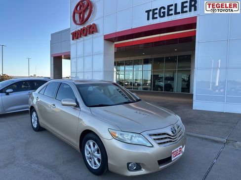 Used 2011 Toyota Camry LE image 1