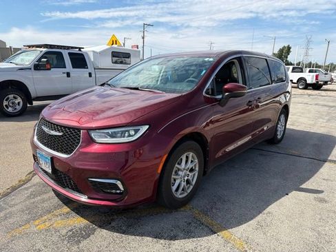 Used 2023 Chrysler Pacifica Touring-L FWD image 1