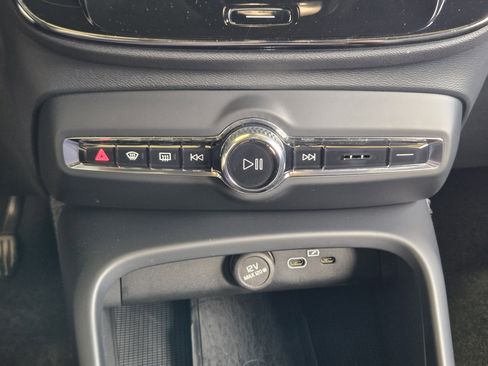 Used 2024 Volvo XC40 B5 Core image 26