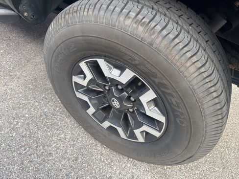 Used 2022 Toyota Tacoma TRD Off-Road w/ Technology Package image 4