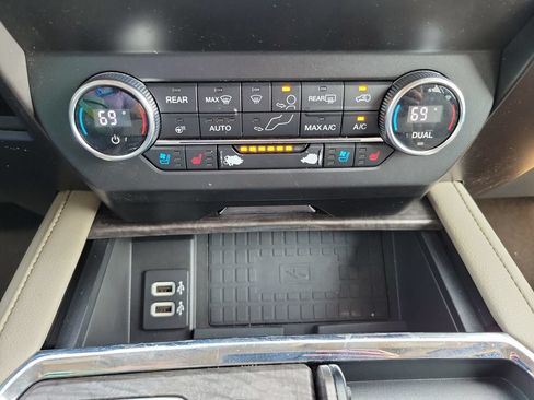 Used 2019 Ford Expedition Max Limited RWD image 18