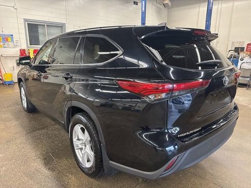 Used 2022 Toyota Highlander LE image 4