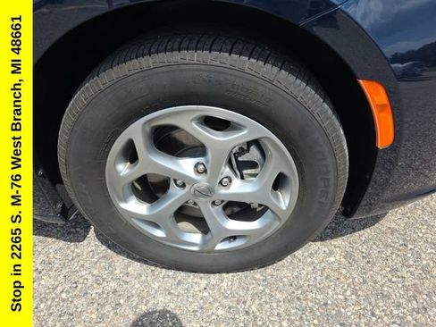 Used 2023 Chrysler Pacifica Limited FWD image 7