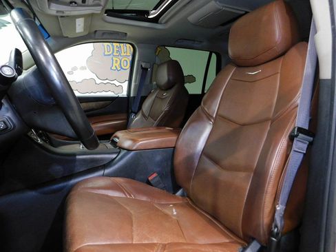 Used 2015 Cadillac Escalade Luxury image 36