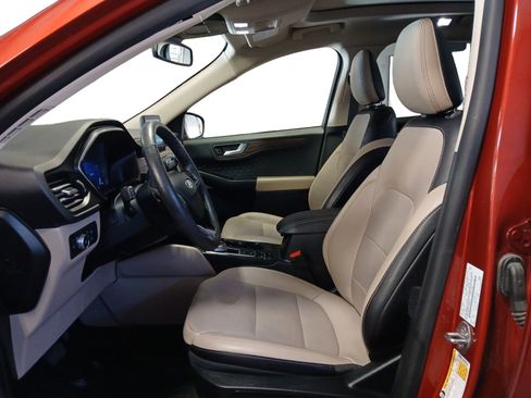 Used 2020 Ford Escape Titanium image 9