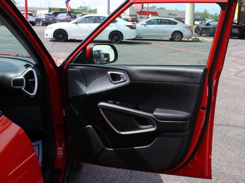 Used 2025 Kia Soul LX w/ LX Technology Package FWD image 10