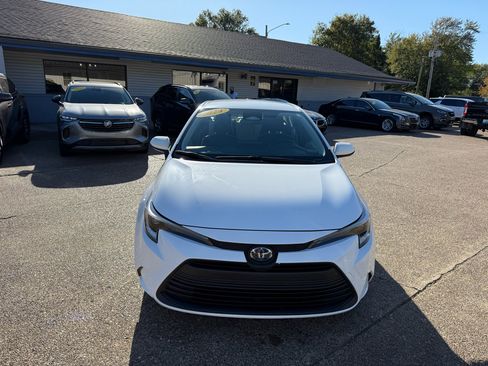 Used 2024 Toyota Corolla LE image 2