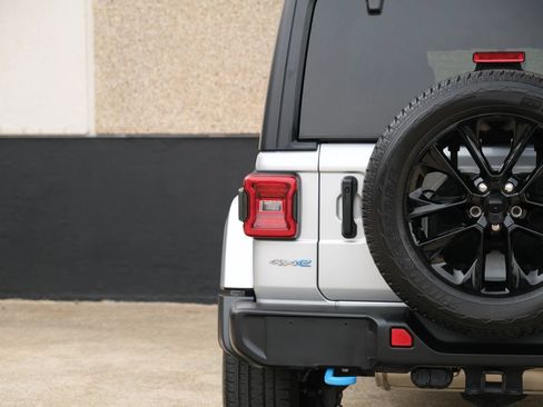 Used 2023 Jeep Wrangler Unlimited Sahara AWD/4WD image 17