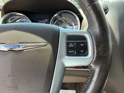 Used 2013 Chrysler Town & Country Touring-L w/ Driver Convenience Group FWD image 32