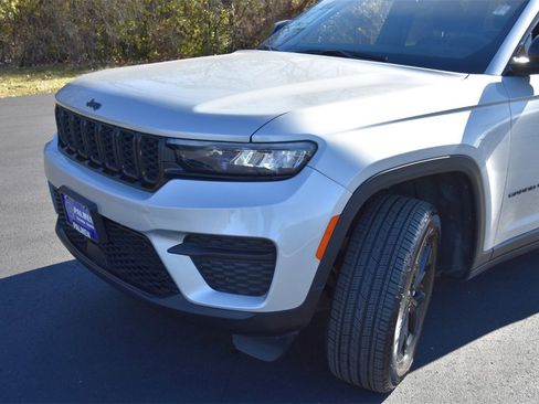 Used 2024 Jeep Grand Cherokee Altitude image 11