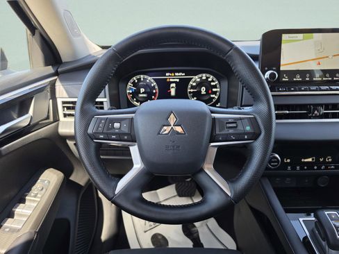 Used 2024 Mitsubishi Outlander FWD image 17