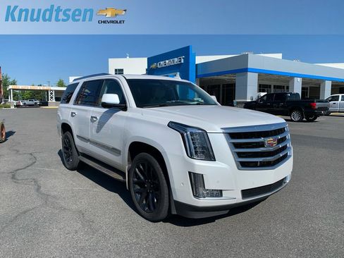 Used 2017 Cadillac Escalade Luxury AWD/4WD image 1