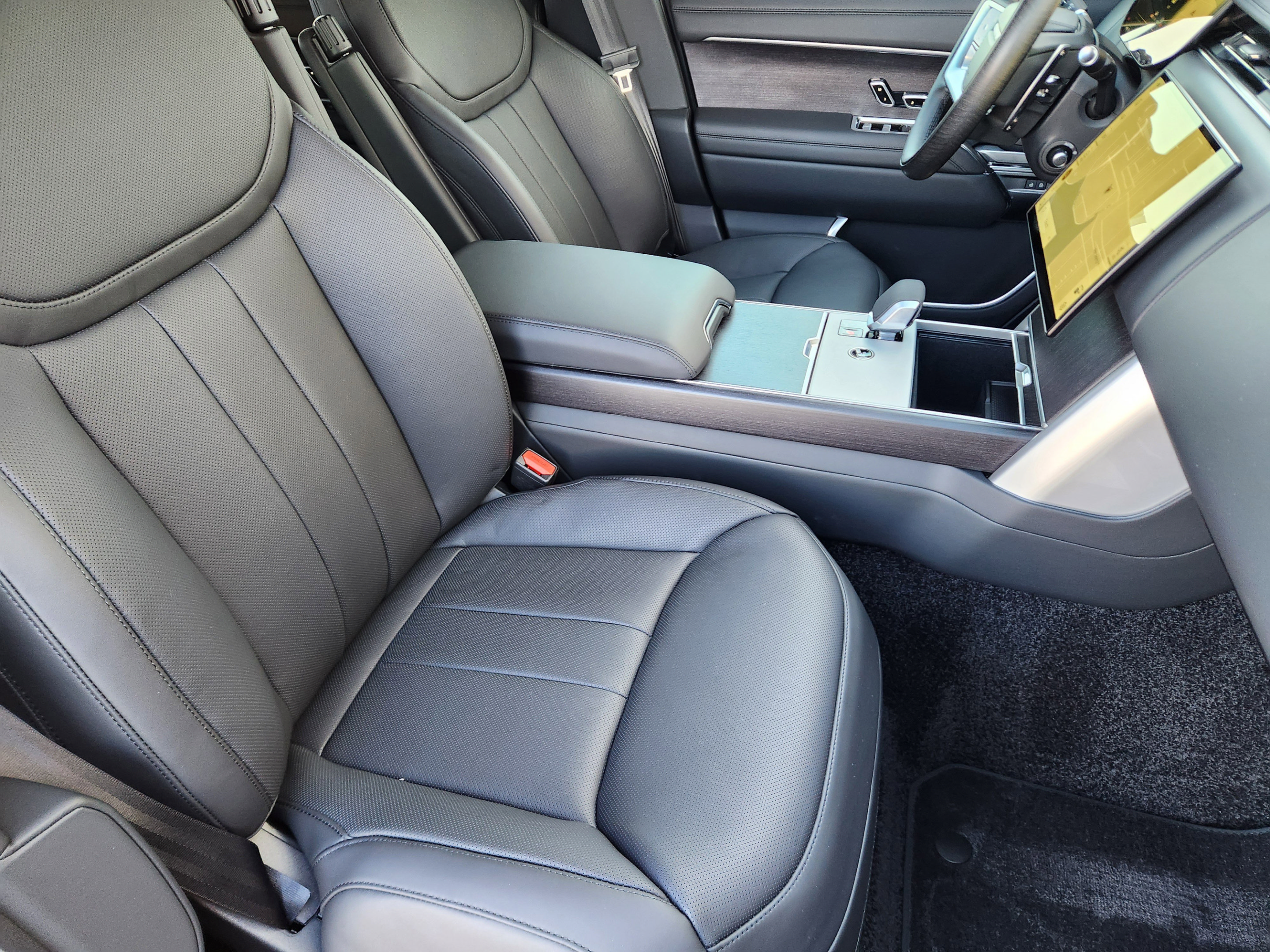 New 2026 Land Rover Range Rover Long Wheelbase SE AWD/4WD image 9