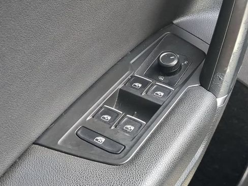 Used 2018 Volkswagen Tiguan SE FWD image 28