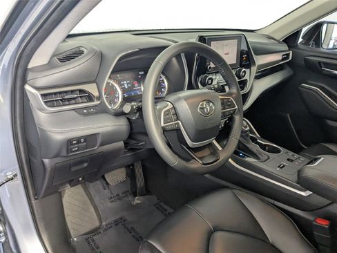 Used 2023 Toyota Highlander XLE image 10