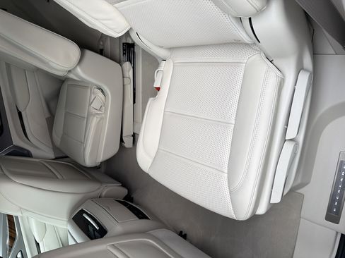 Used 2024 Cadillac Escalade Premium Luxury Platinum image 26