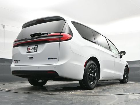 Used 2024 Chrysler Pacifica Limited FWD image 47