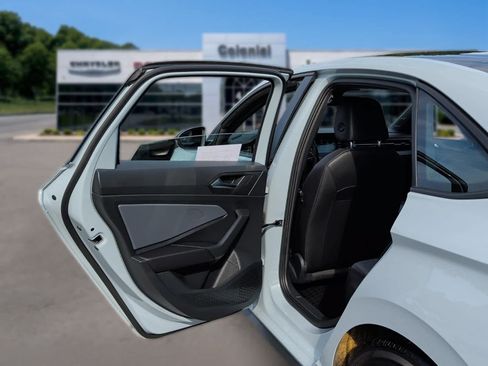 Used 2025 Volkswagen Jetta GLI Autobahn FWD image 28