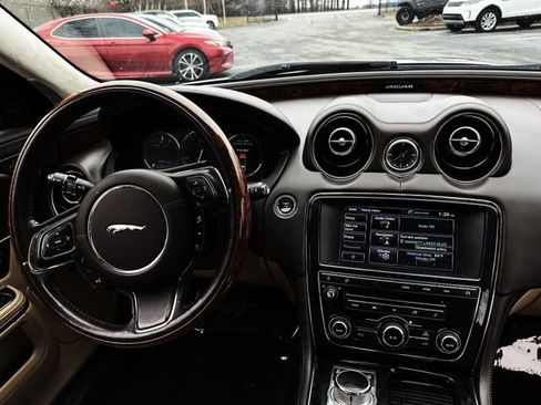 Used 2014 Jaguar XJ AWD image 15