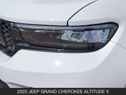 Used 2025 Jeep Grand Cherokee Altitude AWD/4WD image 10