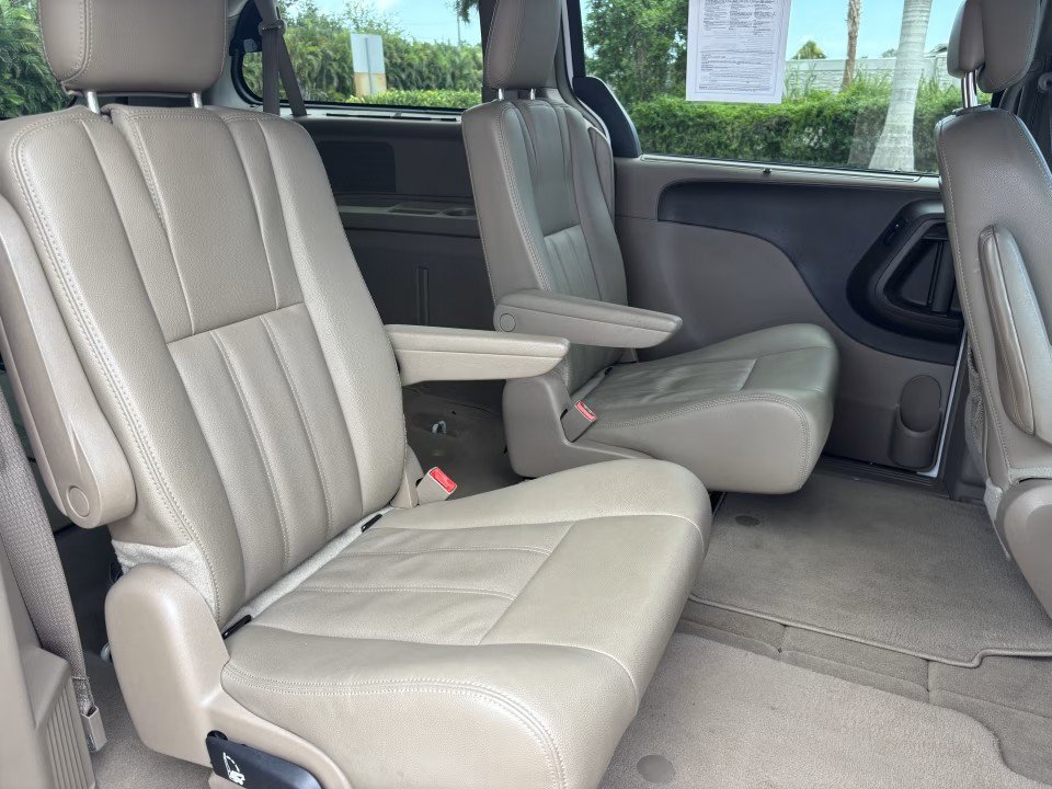 Used 2016 Chrysler Town & Country Touring FWD image 22