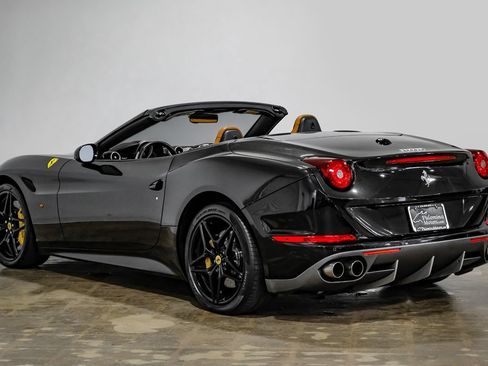 Used 2015 Ferrari California T RWD image 23