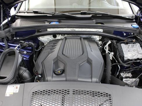 Certified 2023 Porsche Macan AWD/4WD image 43