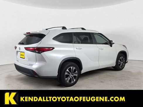 Used 2023 Toyota Highlander XLE AWD/4WD image 5